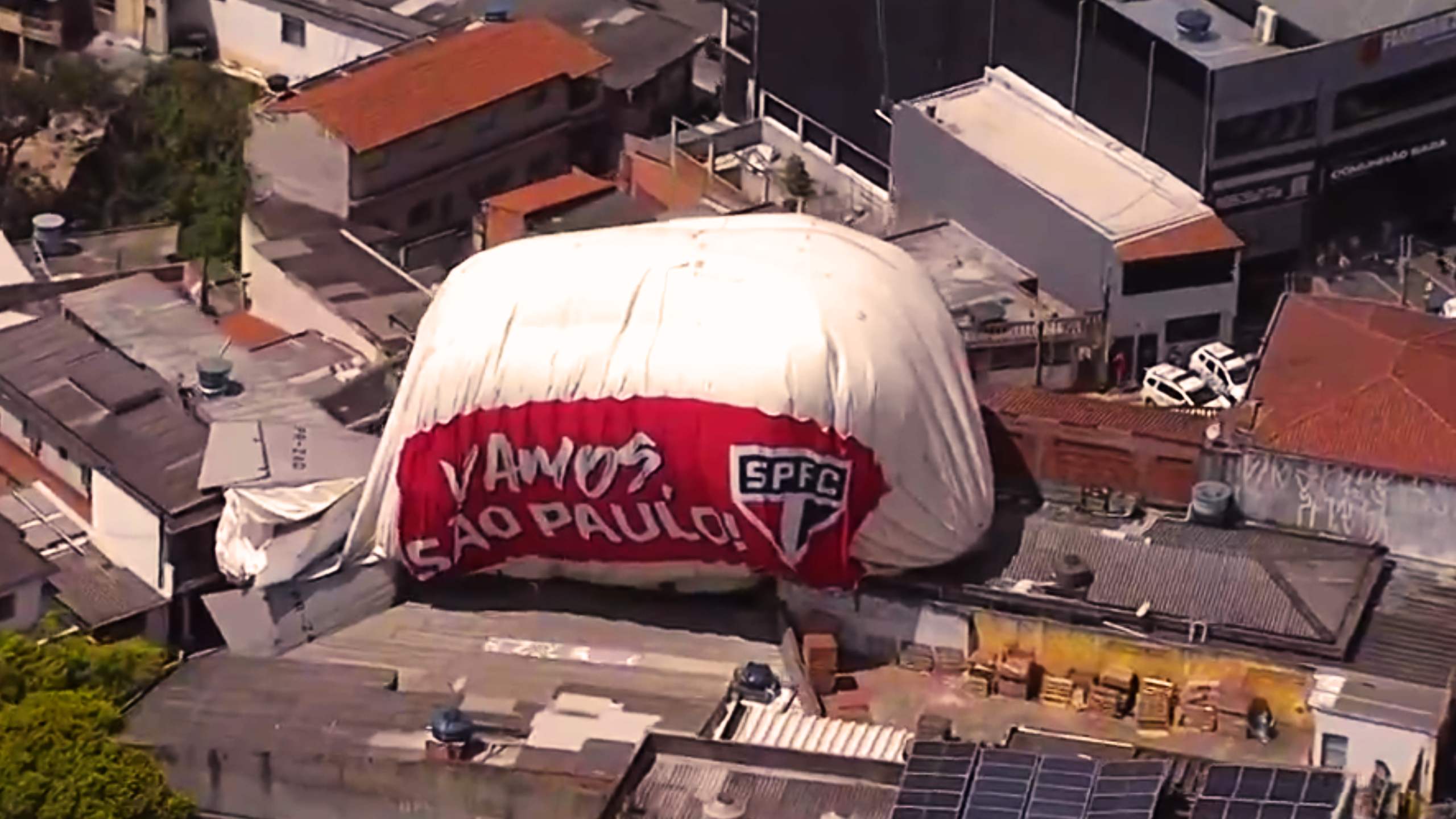 Dirigível do São Paulo cai em Osasco no dia de jogo decisivo pela Libertadores